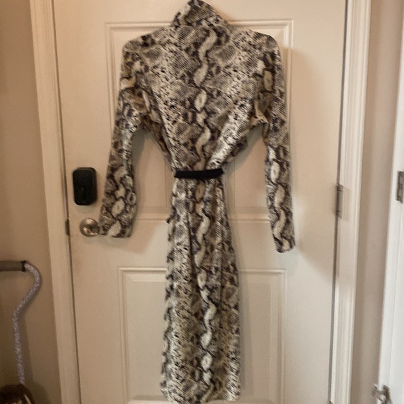 Fashion Nova NWT Ease Up Snake Print Duster, XL,fully open in front with tie blt - Picture 4 of 7